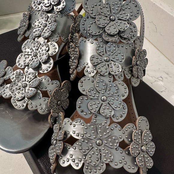 Alaia silver leather floral flat sandals 👡 - Picture 6 of 6